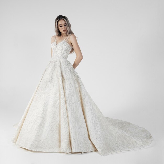 Mariée élégante dans une robe de mariée