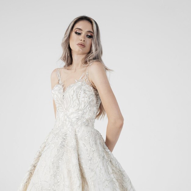 Mariée élégante dans une robe de mariée