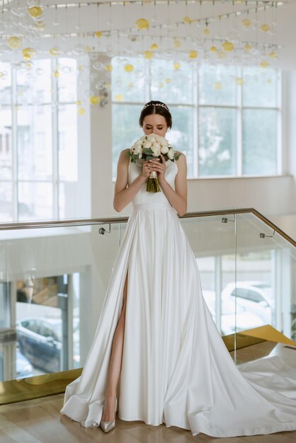 La mariée sur les escaliers de l'hôtel en or.