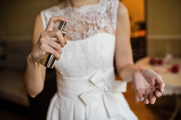 La mariée avec les esprits dans les mains, vue de côté