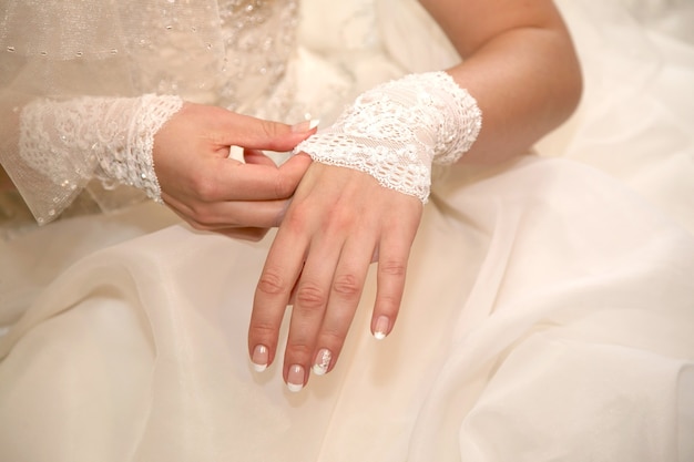 La mariée est le bandage sur sa main. mode et beauté des vêtements de fête