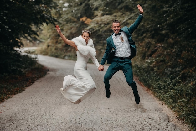 La mariée est photographiée lors d'un mariage un jour de pluie dans un bel environnement naturel Mise au point sélective