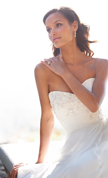 Photo mariée d'été ou femme pensant à un espace de mariage pour une célébration en plein air ou un événement de cérémonie mariage style élégant ou dame en vêtement de mariée pour l'engagement amour ou mode dans le parc nature ou jardin