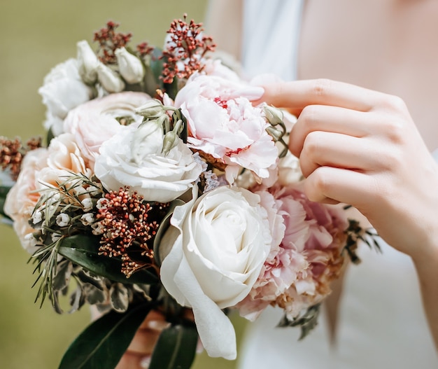 Mariée fille tenant un bouquet de mariage