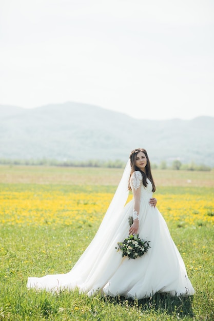 Mariée avec des fleurs