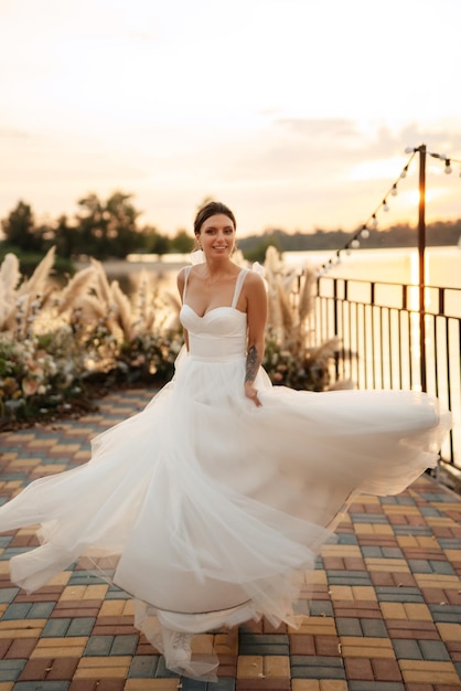 Mariée sur fond de coucher de soleil jaune