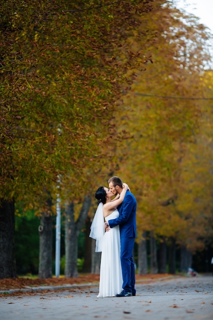 Mariée sur un fond de forêt d'automne