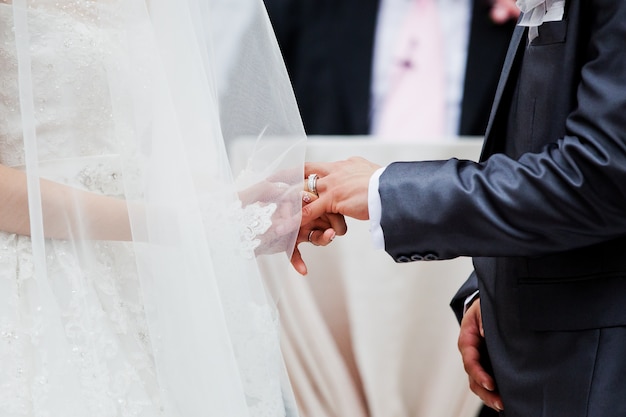 La mariée habille une bague de mariage au marié