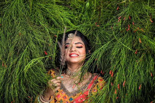 mariée indienne portant des lengha traditionnels et des bijoux avec un beau visage