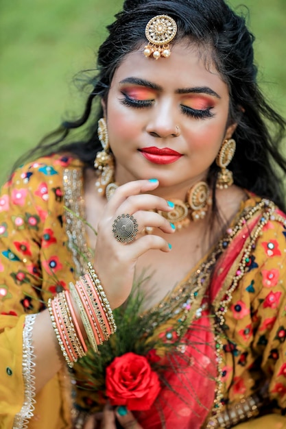 mariée indienne portant des lengha traditionnels et des bijoux avec un beau visage