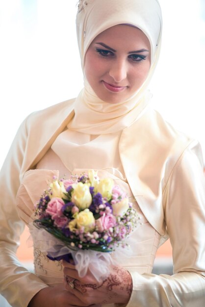 Photo une mariée islamique posant