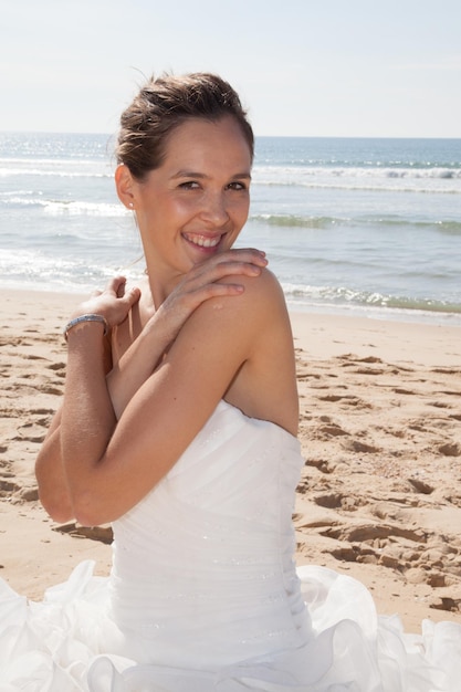 Mariée marchant le long de la côte vêtue d’une belle robe de mariée