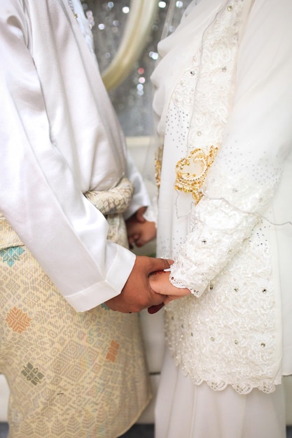 Mariée de mariage malais pendant la cérémonie de mariage Image de tons de mise au point sélective