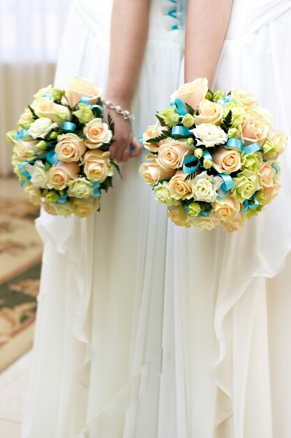 La mariée à un mariage tenant un bouquet de fleurs.