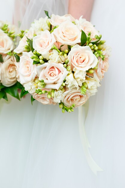 La mariée à un mariage tenant un bouquet de fleurs.