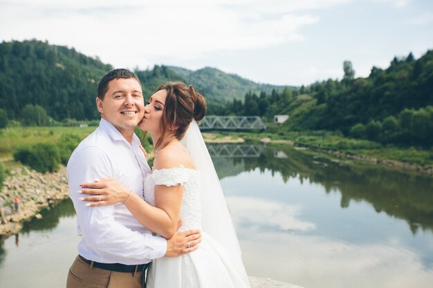 Mariée et le marié amoureux couple de mariage