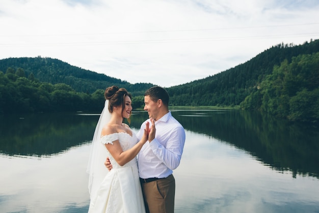 Mariée et le marié amoureux couple de mariage