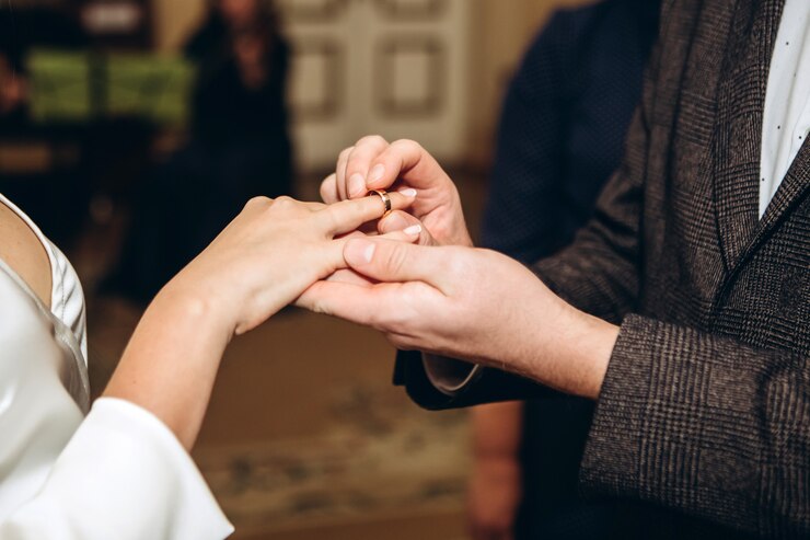 Photo la mariée et le marié avec des anneaux de mariage