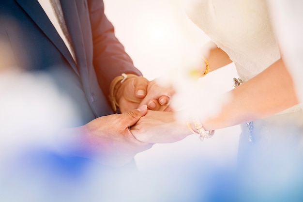 Mariée et le marié au jour de la cérémonie de mariage