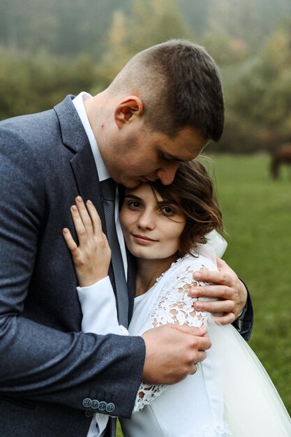 La mariée et le marié à l'automne à l'extérieur