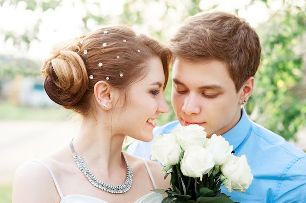 Mariée et le marié avec blanc bouquet de mariée de roses