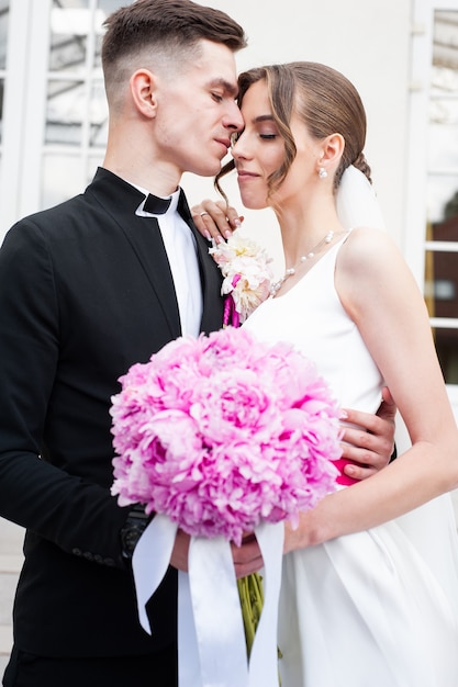 Mariée et marié avec bouquet de mariage