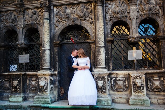 Mariée et le marié avec bouquet