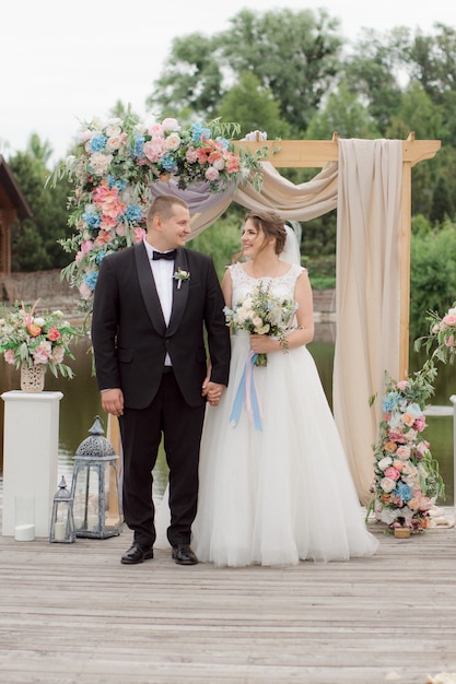 Mariée et le marié sur la cérémonie de mariage