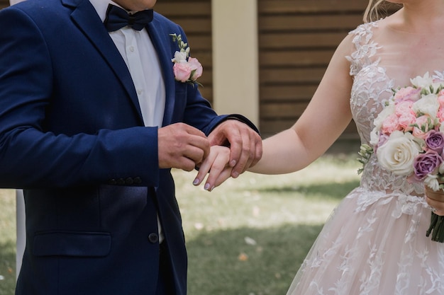 Mariée et marié à la cérémonie de mariage