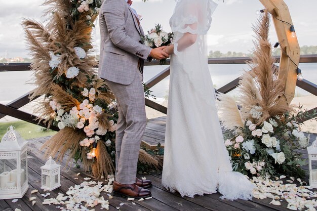 Mariée et marié à la cérémonie de mariage