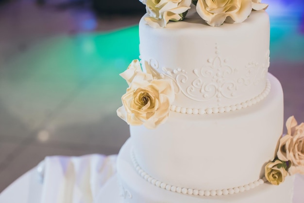 Une mariée et un marié coupe leur gâteau de mariage