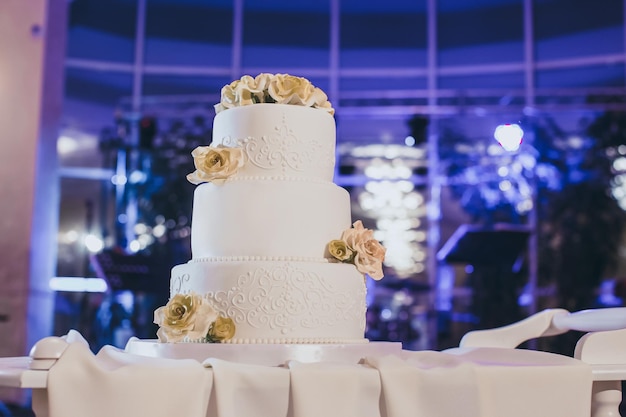 Une mariée et un marié coupe leur gâteau de mariage