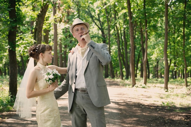 Mariée et marié dans le parc