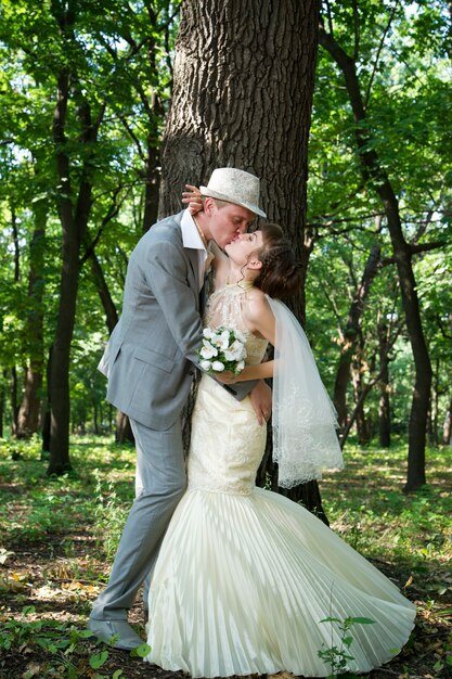 Mariée et marié dans le parc