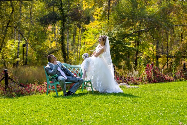 La mariée et le marié dans le parc