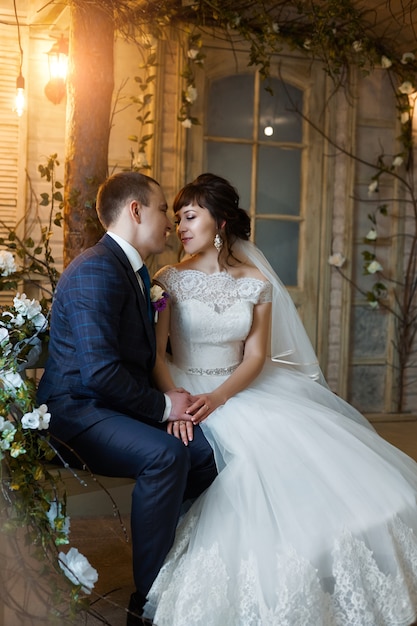 Mariée et le marié dans des vêtements de mariage