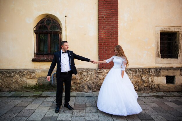 Mariée et le marié debout avec bouquet