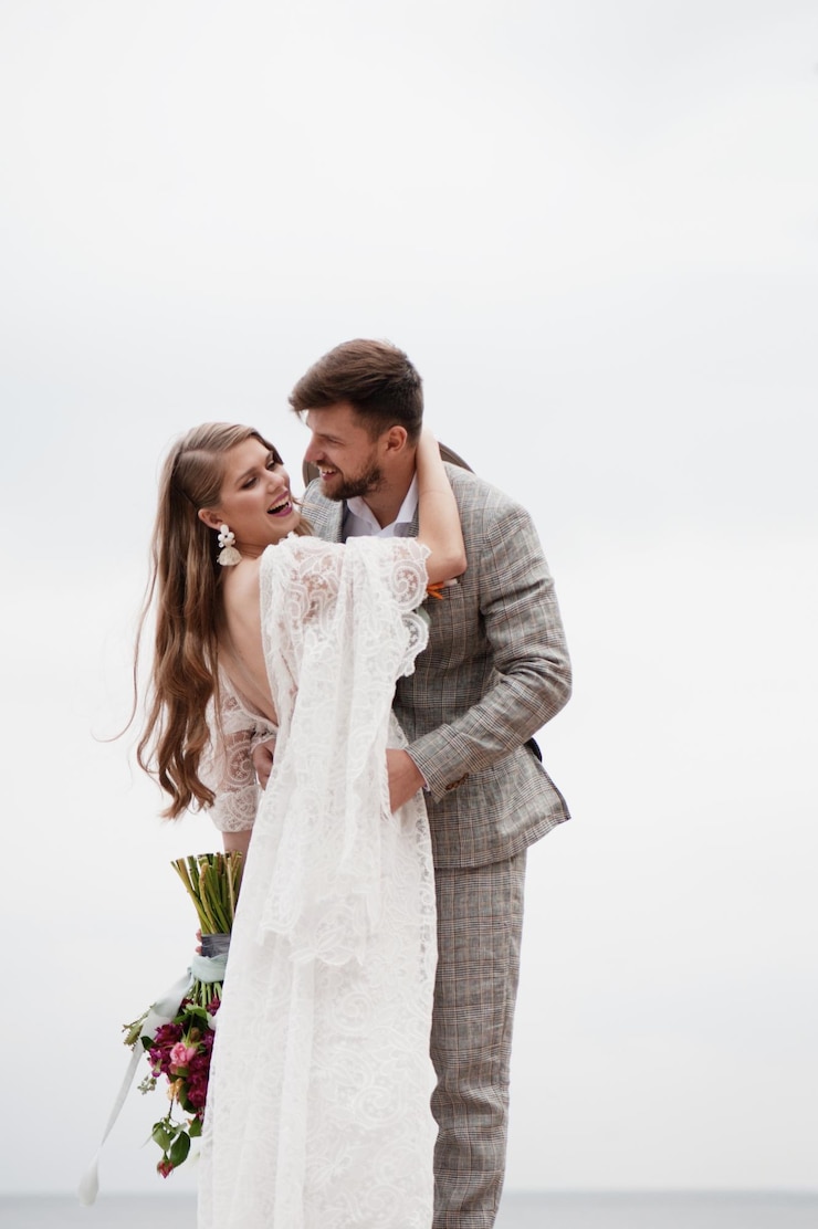 Photo la mariée et le marié debout contre un ciel dégagé