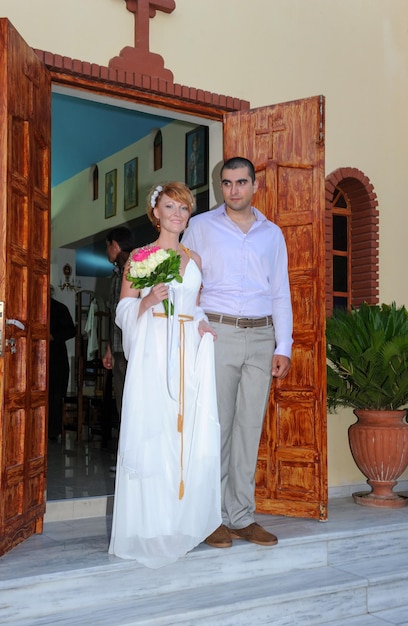 Mariée et le marié à l'église lors de la cérémonie de mariage grec à Athènes Grèce