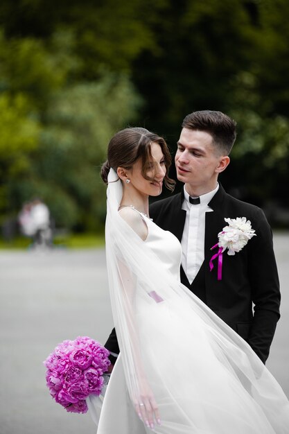 Mariée et marié élégants Jour de mariage