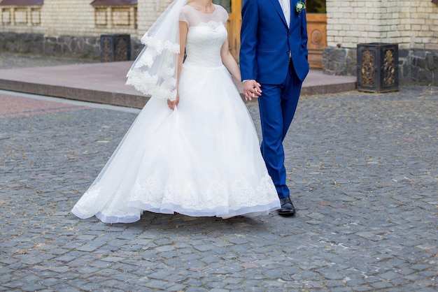 Mariée et marié ensemble dans le parc