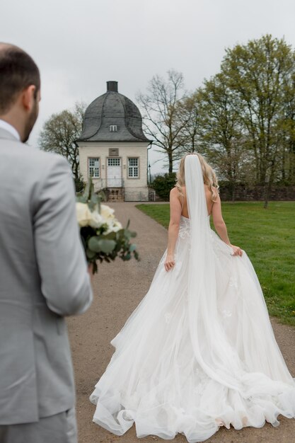 Photo mariée marié ensemble fermer les mains anneaux amour