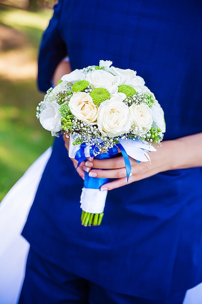 Mariée et le marié. Heureuse mariée et le marié sur leur mariage étreignant.