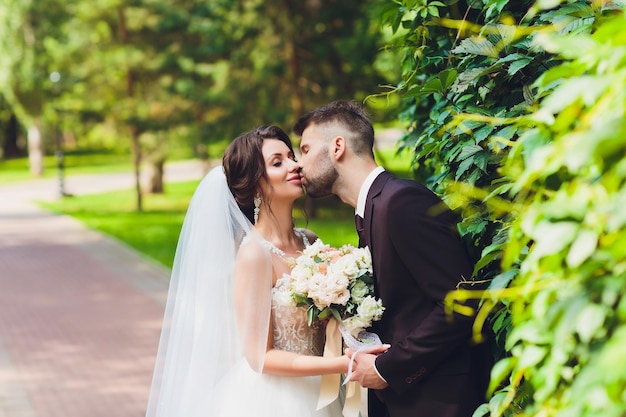 mariée et marié heureux dans un parc le jour de leur mariage