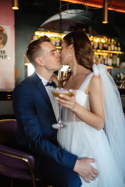 Mariée et marié à l'intérieur d'un bar à cocktails
