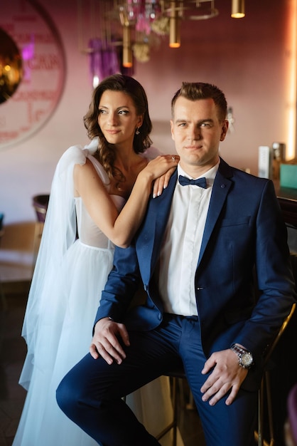 Mariée et marié à l'intérieur d'un bar à cocktails