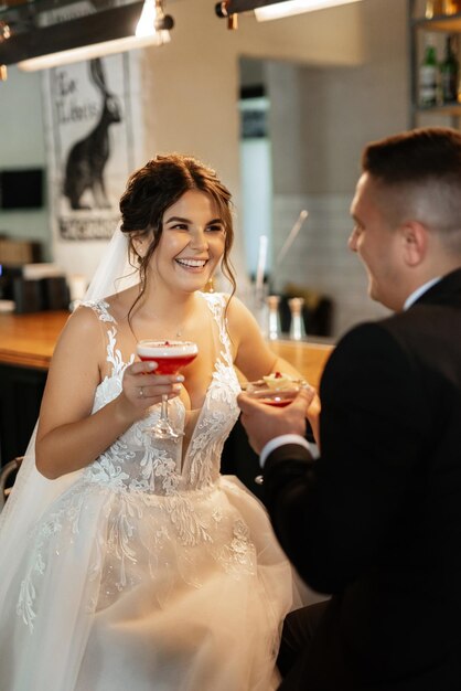 Photo la mariée et le marié à l'intérieur d'un bar à cocktails.