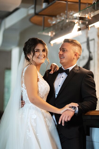 Photo la mariée et le marié à l'intérieur d'un bar à cocktails.