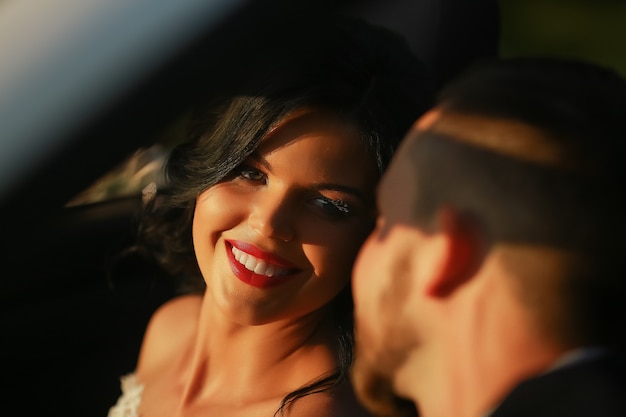 Mariée et marié. Jeune couple de mariage profitant de moments romantiques à l'extérieur sur une prairie d'été. Heureux mariés lors de leur mariage. Belles mariées et mariés heureux élégants, célébrations de mariage