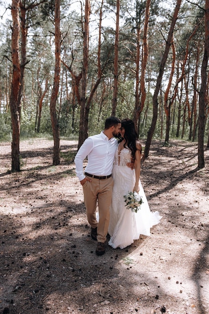 Mariée et le marié Luxueux jeune couple de jeunes mariés amoureux posant pour la première séance photo de mariage en famille